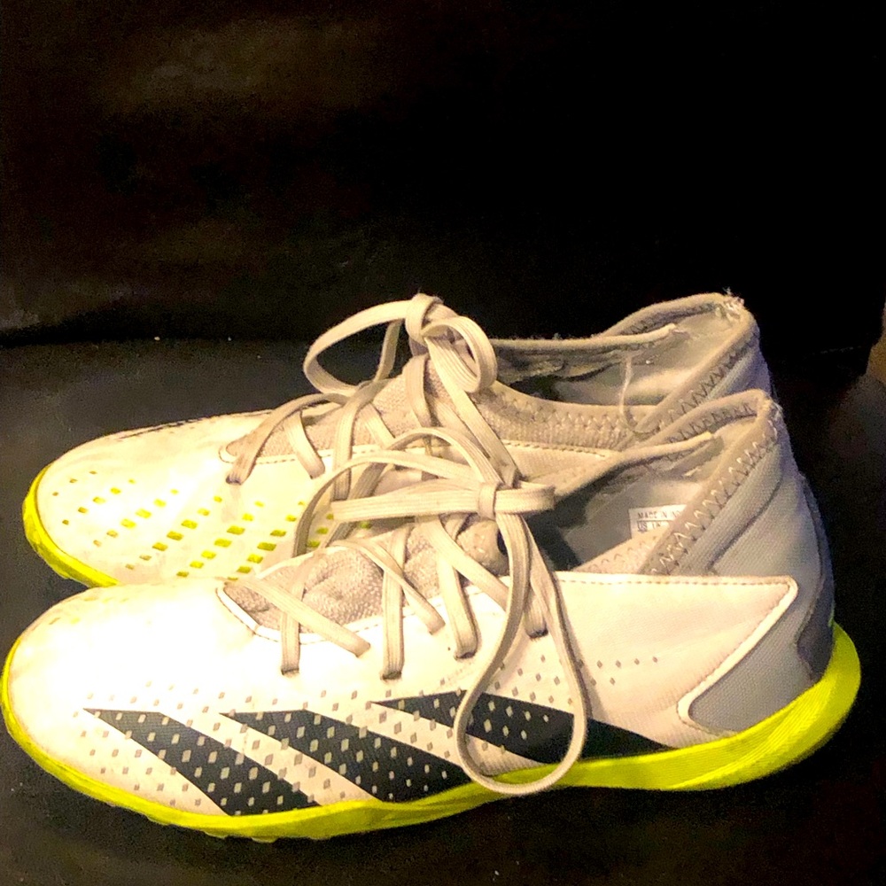 Adidas IE9450 Men’s White Black Gray soccer cleats Size 5